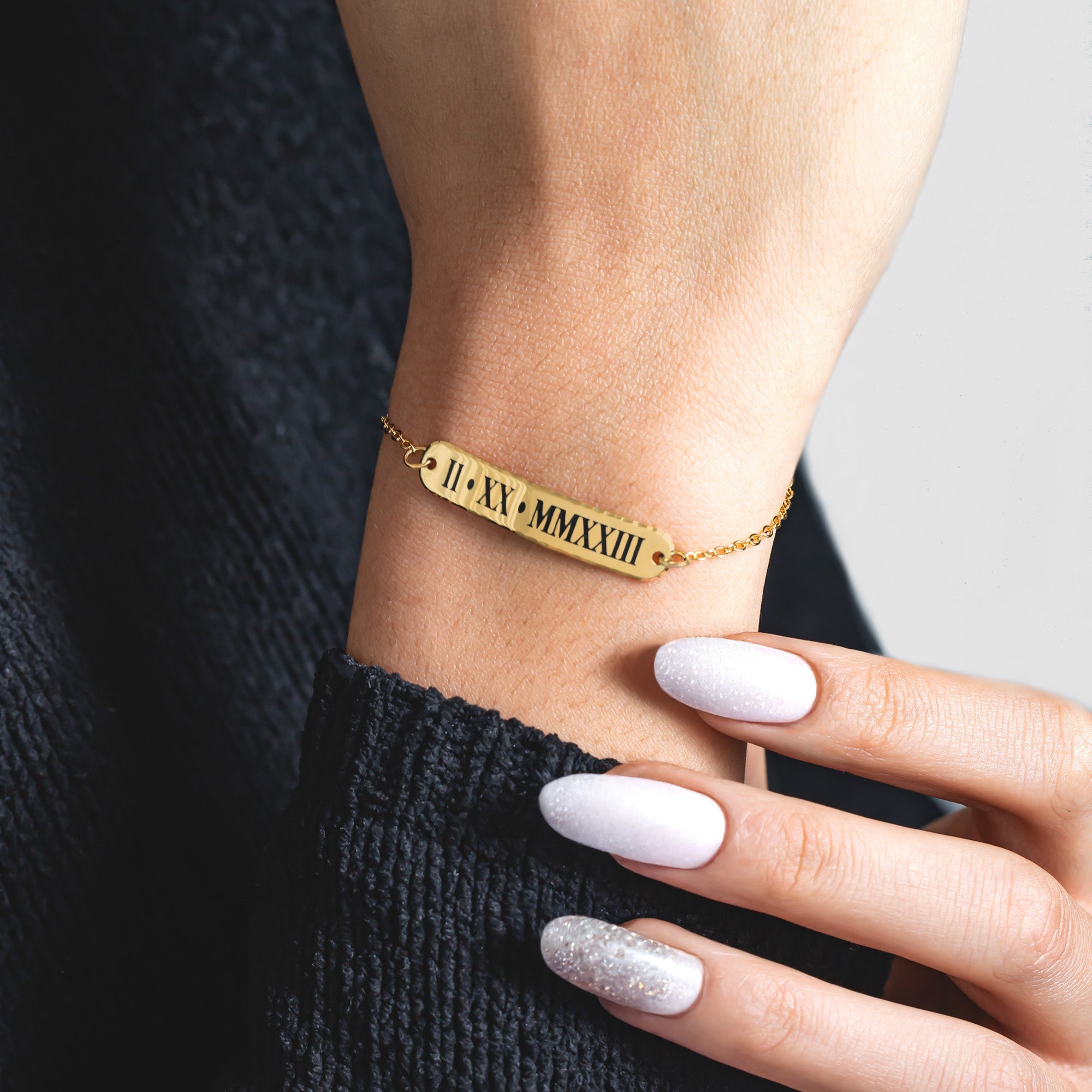 Personalized Dainty Hammered Bar Bracelet – Minimalist Custom Jewelry
