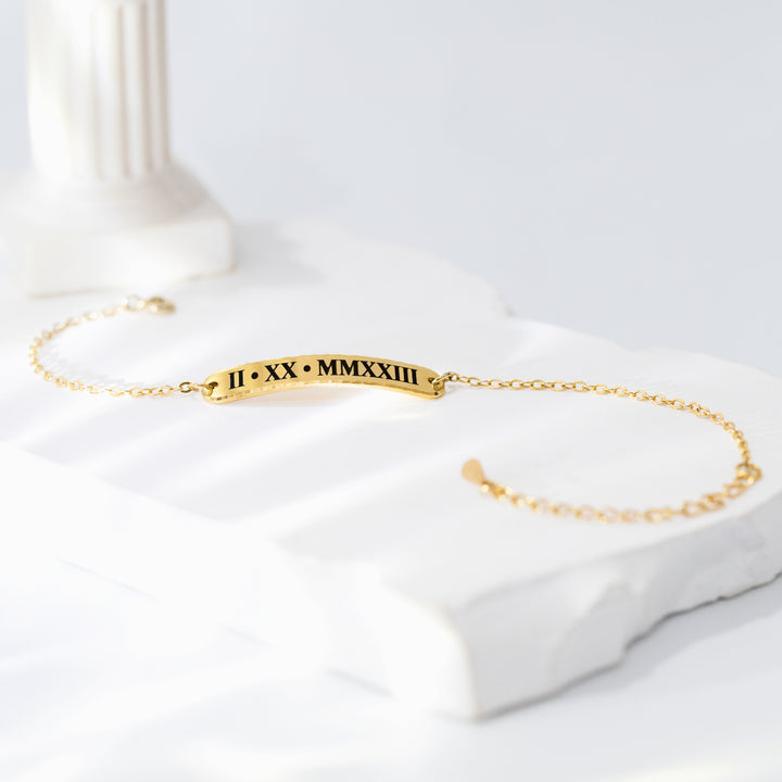 Personalized Dainty Hammered Bar Bracelet – Minimalist Custom Jewelry