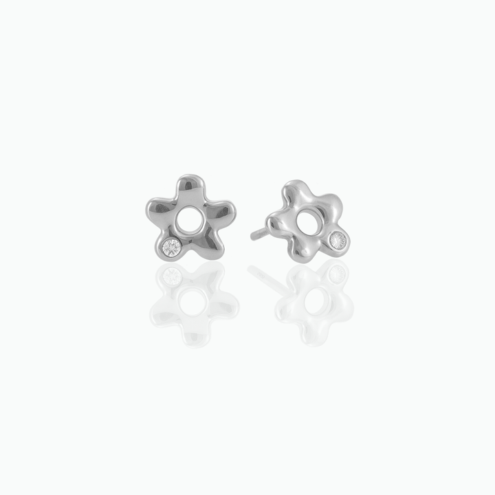 Dainty Daisy Stud Earrings- S063